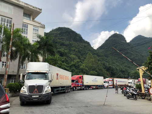 Hàng trăm xe thanh long, mít, chuối… vẫn nằm chờ ở cửa khẩu với Trung Quốc