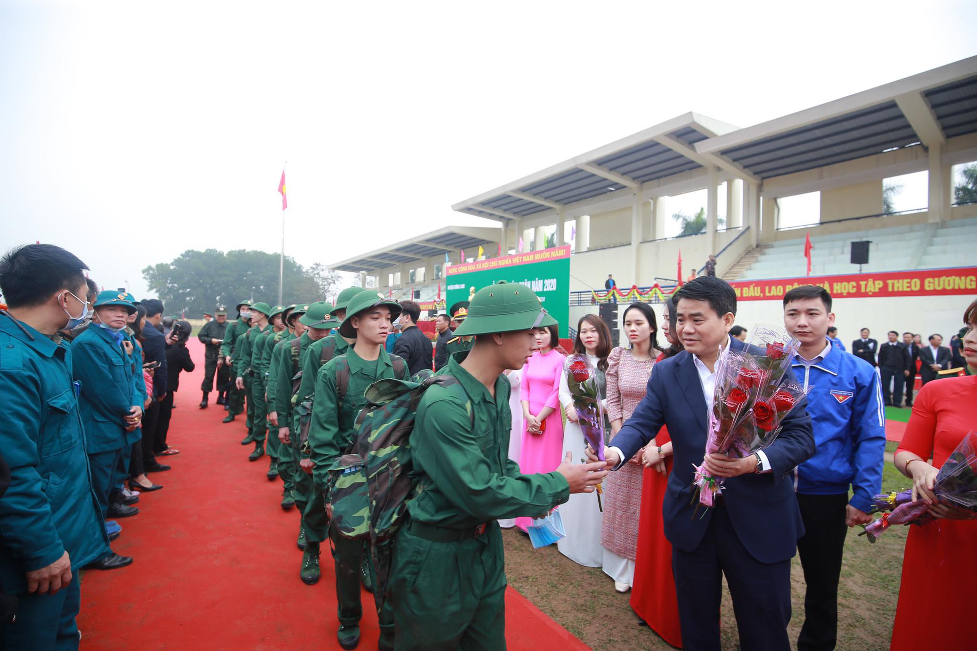 Hàng ngàn thanh niên Thủ đô đeo khẩu trang, đo thân nhiệt trước khi lên đường nhập ngũ - Ảnh 3.