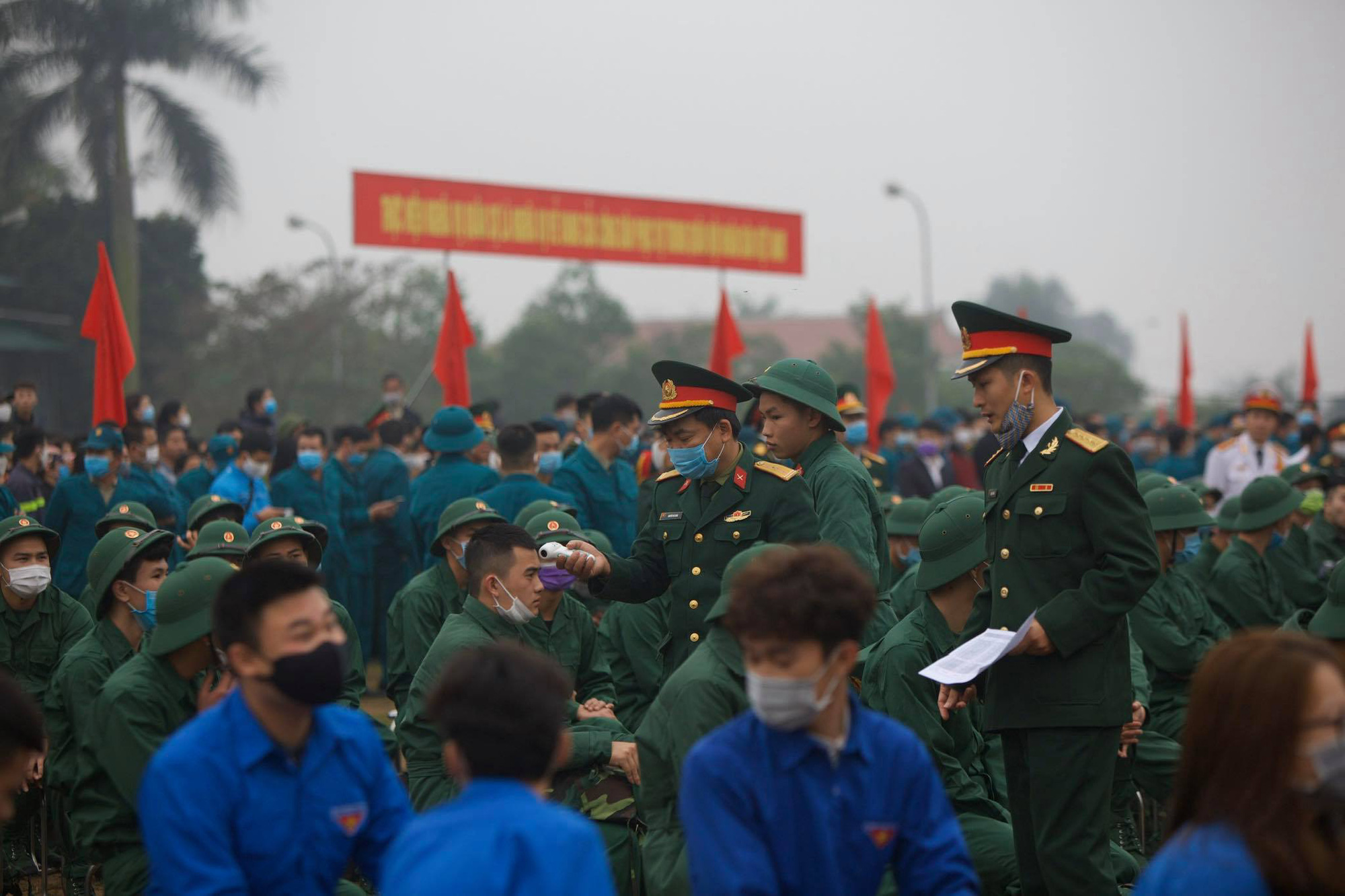 Hàng ngàn thanh niên Thủ đô đeo khẩu trang, đo thân nhiệt trước khi lên đường nhập ngũ - Ảnh 5.