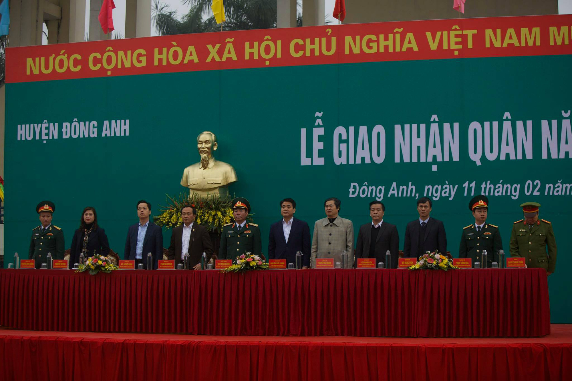 Hàng ngàn thanh niên Thủ đô đeo khẩu trang, đo thân nhiệt trước khi lên đường nhập ngũ - Ảnh 1.
