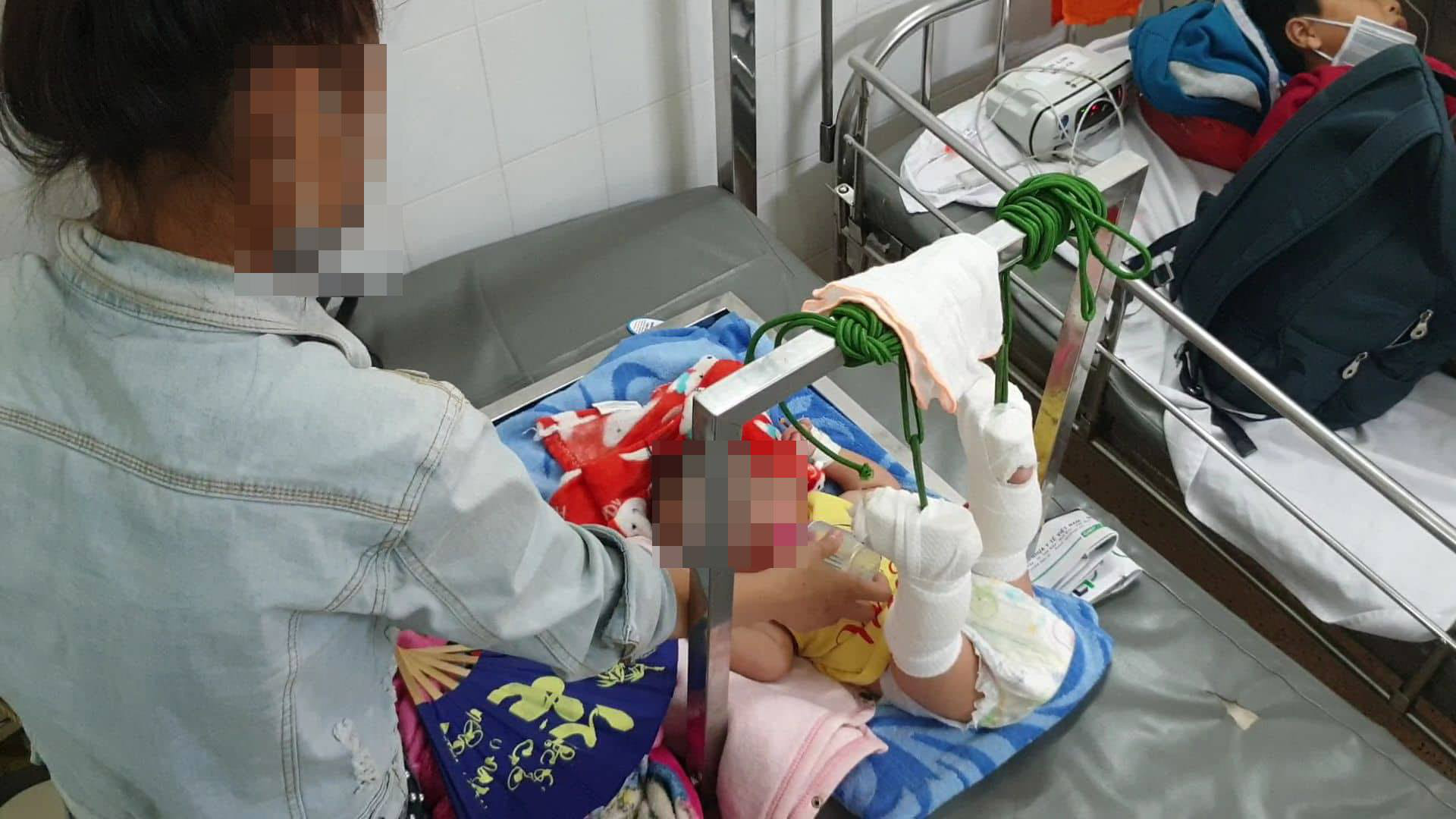 Bắt người cha bạo hành con ruột 4 tháng tuổi đến xuất huyết não, gãy chân