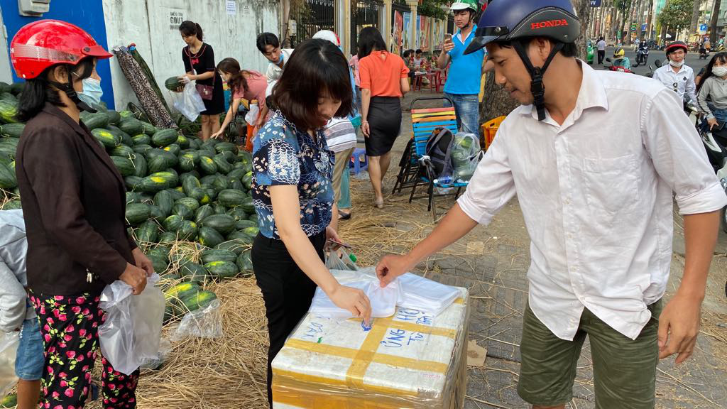 Bất ngờ hành động của người đến nhận dưa hấu miễn phí ở TP HCM - Ảnh 7.