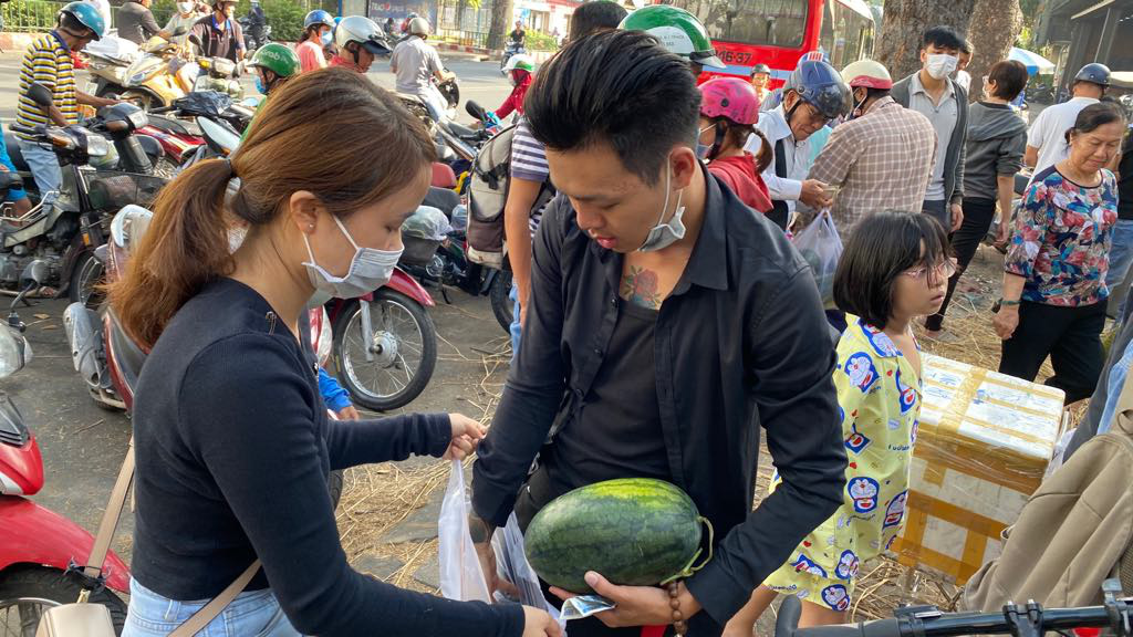 Bất ngờ hành động của người đến nhận dưa hấu miễn phí ở TP HCM