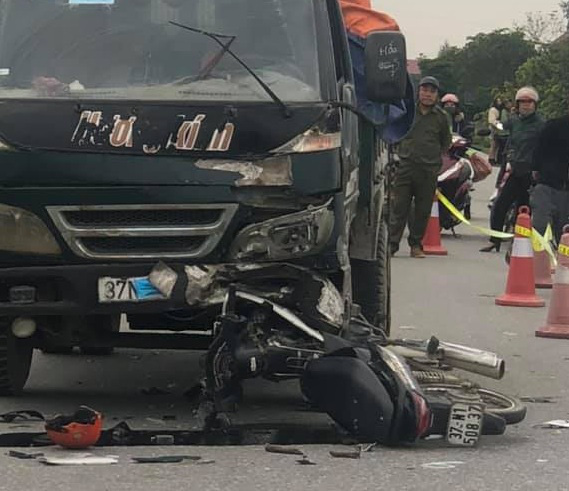 Xe máy găm vào đầu xe tải, người đàn ông chưa rõ danh tính tử vong tại chỗ