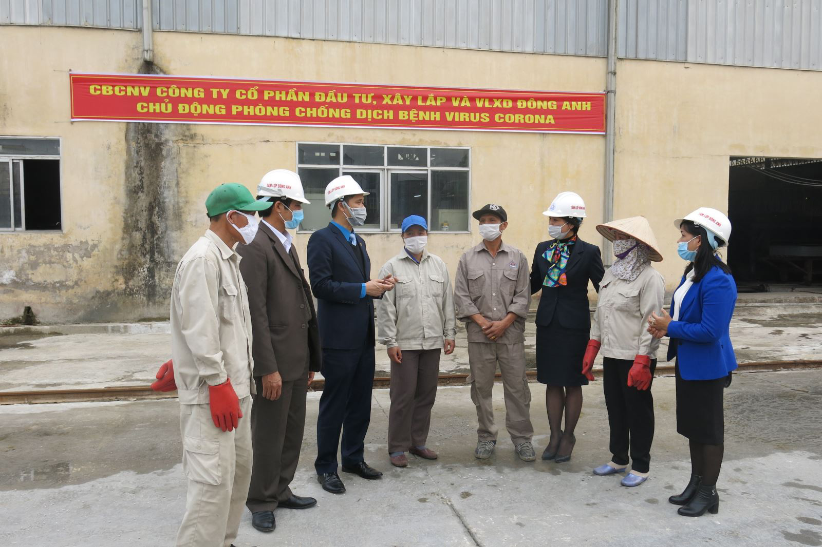 Hỗ trợ kinh phí mua khẩu trang, trông con... giúp người lao động phòng, chống dịch nCoV - Ảnh 2.