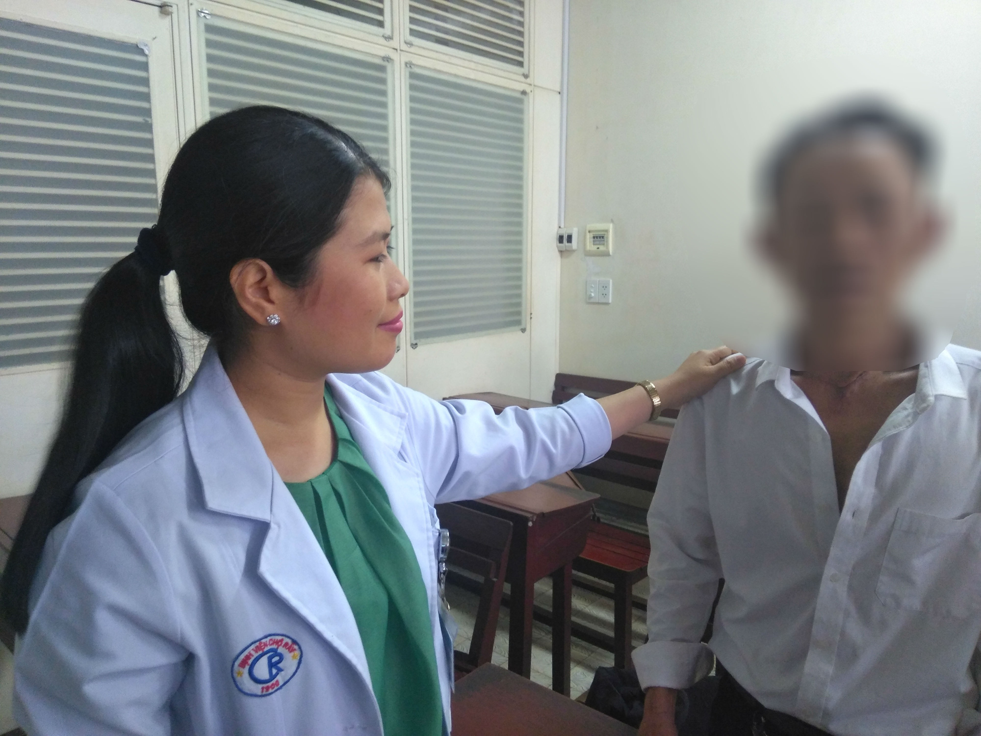 Về quê ăn tiệc, nghẹn thịt gà suýt chết