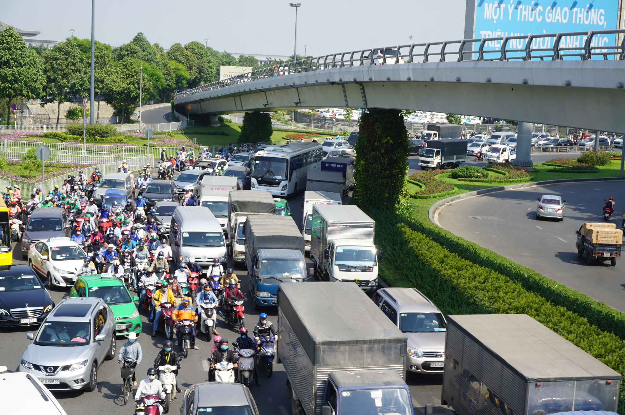 TP HCM gấp r&uacute;t nghi&ecirc;n cứu hạn chế xe chở h&agrave;ng lưu th&ocirc;ng v&agrave;o ban ng&agrave;y - Ảnh 1.