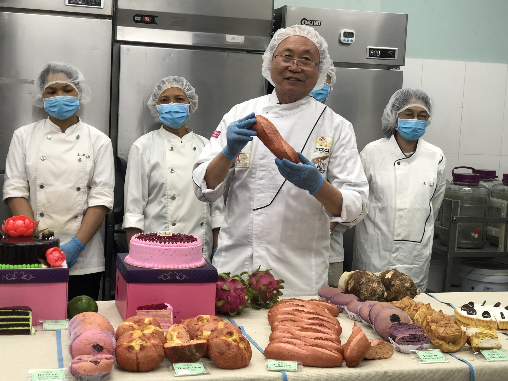 Vua b&aacute;nh m&igrave; TP HCM tham gia giải cứu thanh long - Ảnh 2.