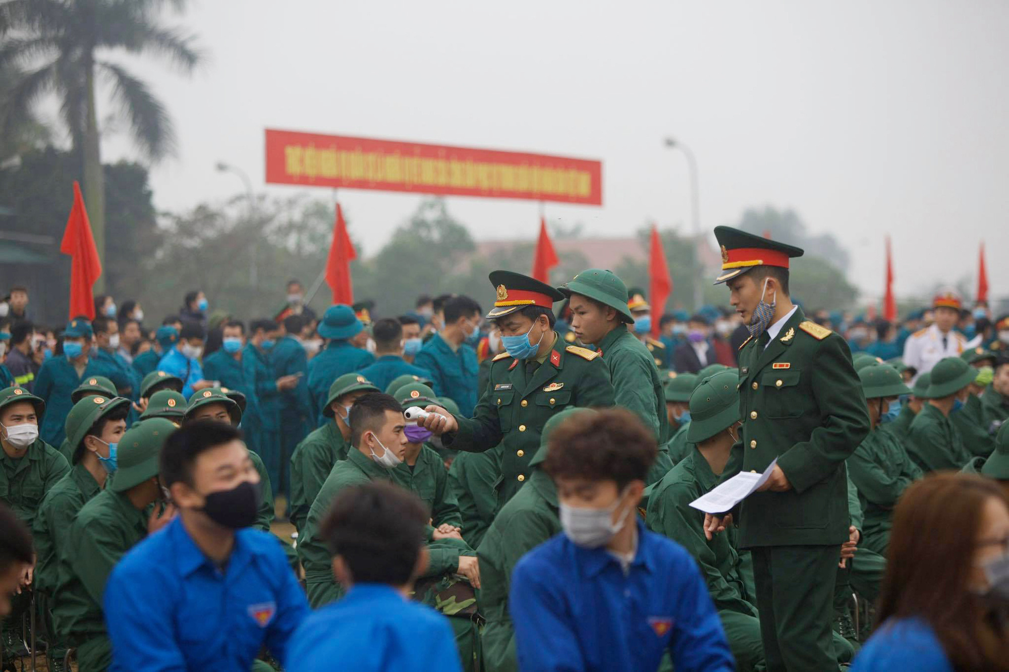 Hàng ngàn thanh niên Thủ đô đeo khẩu trang, đo thân nhiệt trước khi lên đường nhập ngũ