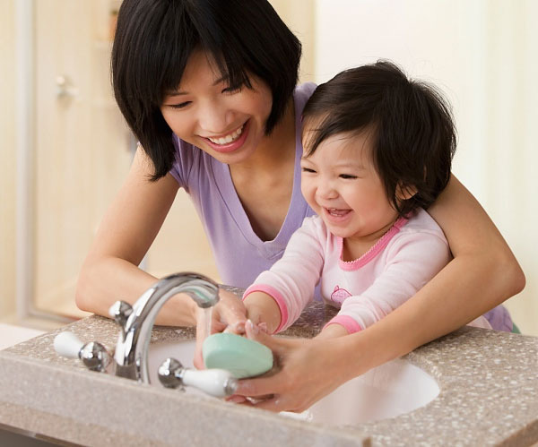7 lưu &yacute; quan trọng gi&uacute;p ph&ograve;ng bệnh cho trẻ trong m&ugrave;a dịch nCoV - Ảnh 2.