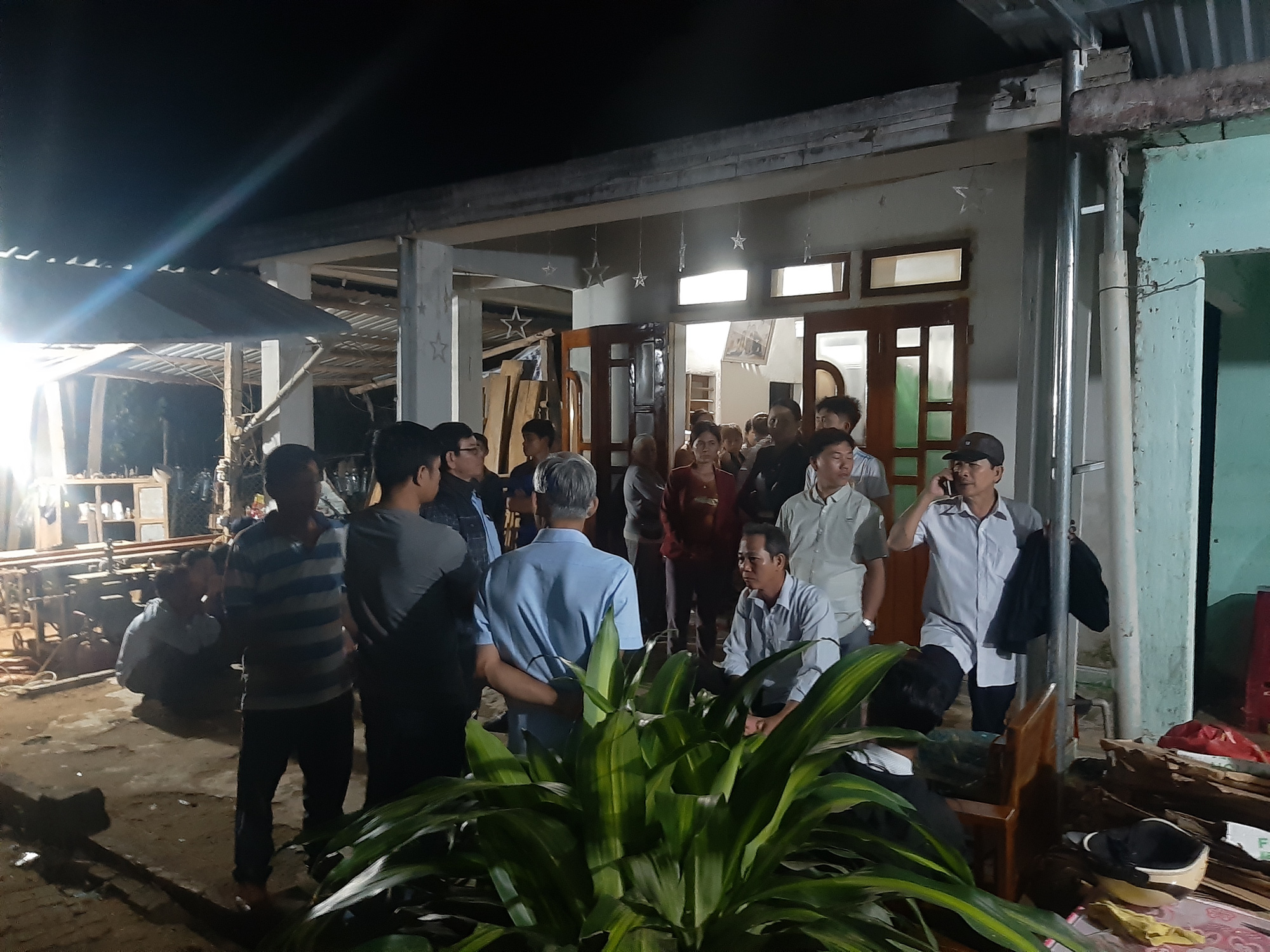 Nghỉ học rủ nhau tắm hồ, 2 học sinh chết đuối thương tâm