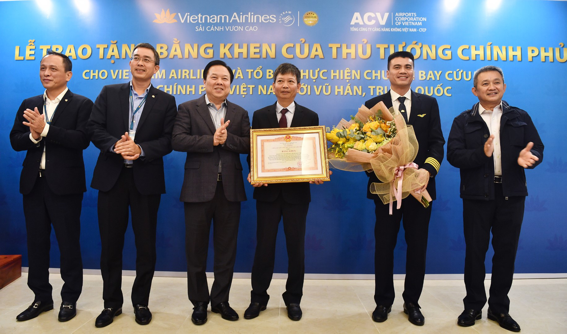 Thủ tướng tặng bằng khen tổ bay Vietnam Airlines thực hiện chuyến bay tới Vũ H&aacute;n - Ảnh 1.