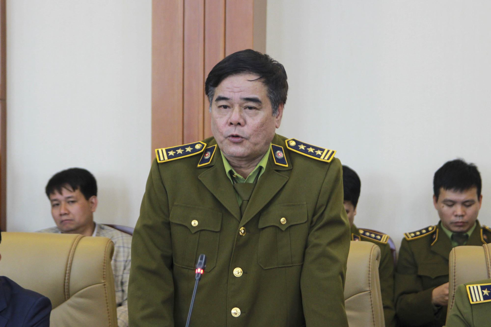 Quyền Cục trưởng QLTT Hải Dương bị đối tượng b&ecirc;n ngo&agrave;i đến trụ sở đ&ograve;i nợ - Ảnh 1.