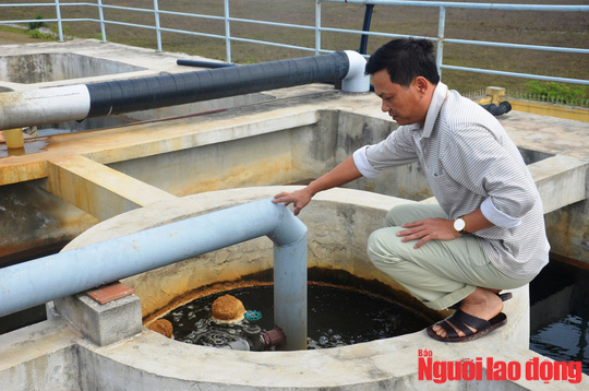 Kinh hãi đường ống nước sinh hoạt bị vỡ, phun nước đen ngòm - Ảnh 3.