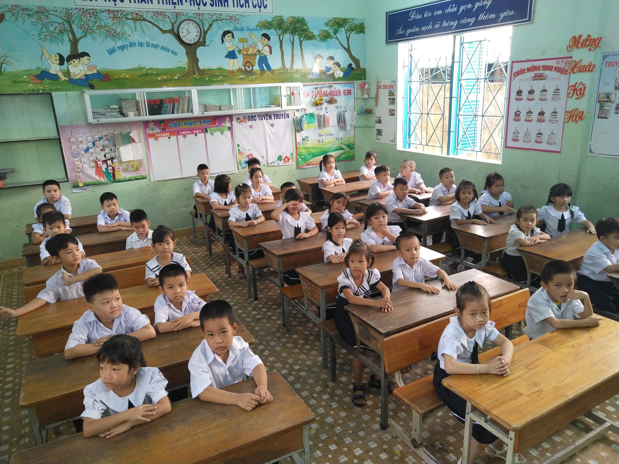 KH&Aacute;NH H&Ograve;A: Cho học sinh đi học trở lại sau 2 tuần dập dịch nCoV - Ảnh 1.