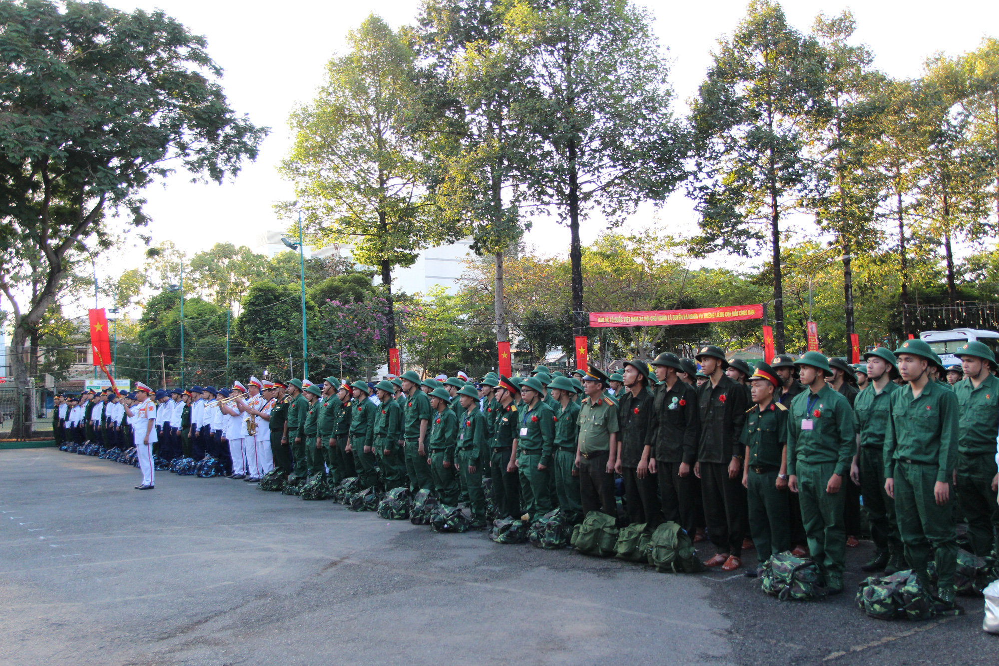 H&agrave;ng ng&agrave;n thanh ni&ecirc;n TP HCM l&ecirc;n đường nhập ngũ - Ảnh 3.