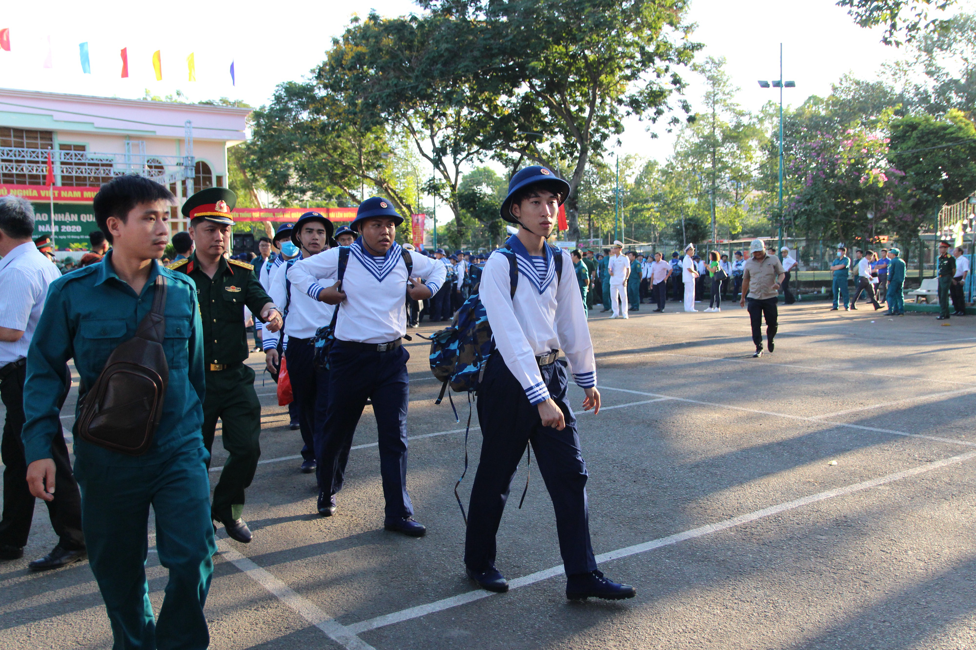 H&agrave;ng ng&agrave;n thanh ni&ecirc;n TP HCM l&ecirc;n đường nhập ngũ - Ảnh 4.