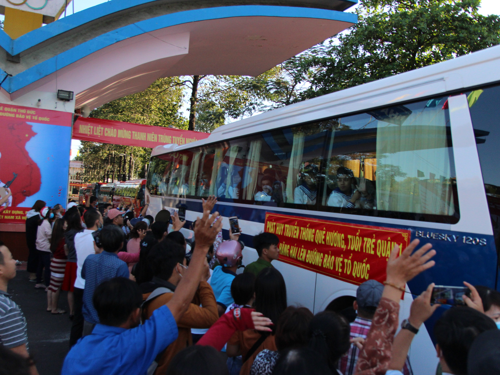 H&agrave;ng ng&agrave;n thanh ni&ecirc;n TP HCM l&ecirc;n đường nhập ngũ - Ảnh 7.
