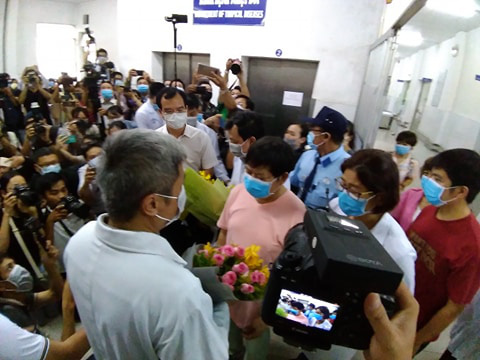 Bệnh nhân Trung Quốc xuất viện, cảm ơn Chính phủ Việt Nam và Bệnh viện Chợ Rẫy - Ảnh 1.