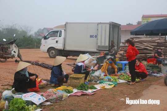 Cuộc sống của người d&acirc;n x&atilde; Sơn L&ocirc;i trong ng&agrave;y đầu bị c&aacute;ch ly bởi dịch Covid-19 - Ảnh 6.