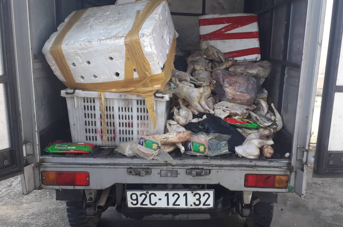 Giám đốc doanh nghiệp kêu lái xe đổ heo, gà thối ra môi trường?