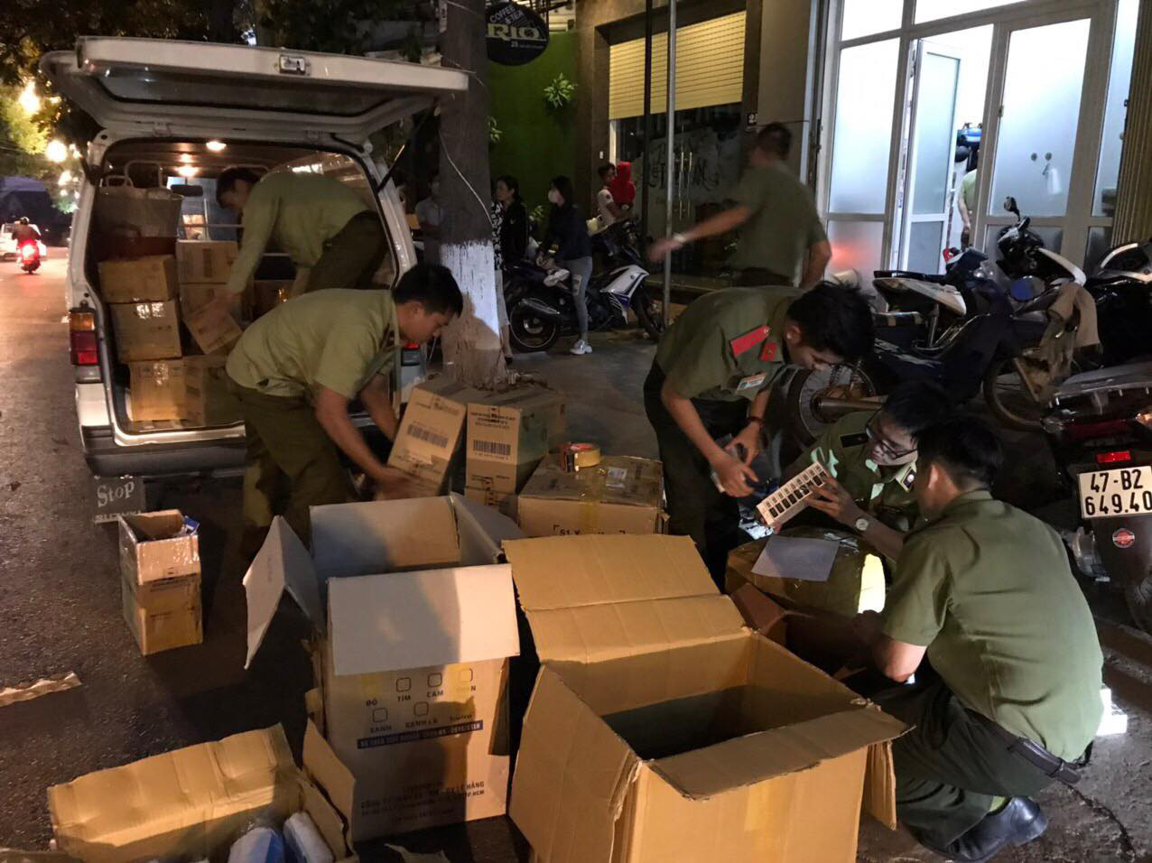Chặt ch&eacute;m 1 th&ugrave;ng khẩu trang 5 triệu, 1 c&ocirc;ng ty bị phạt 50 triệu đồng - Ảnh 1.