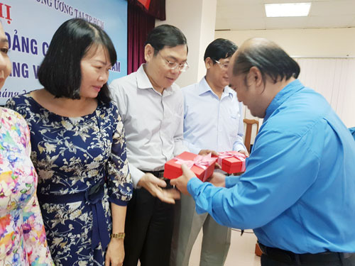 Tuyên dương gương sáng đảng viên
