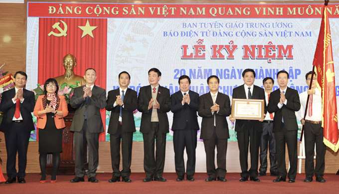 Trao tặng B&aacute;o điện tử Đảng Cộng sản Việt Nam Hu&acirc;n chương Lao động hạng Nh&igrave; - Ảnh 1.