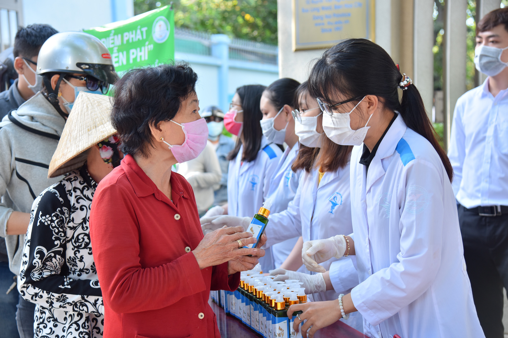 Tỏa sáng tình người: Sản xuất nước rửa tay sát khuẩn phát miễn phí