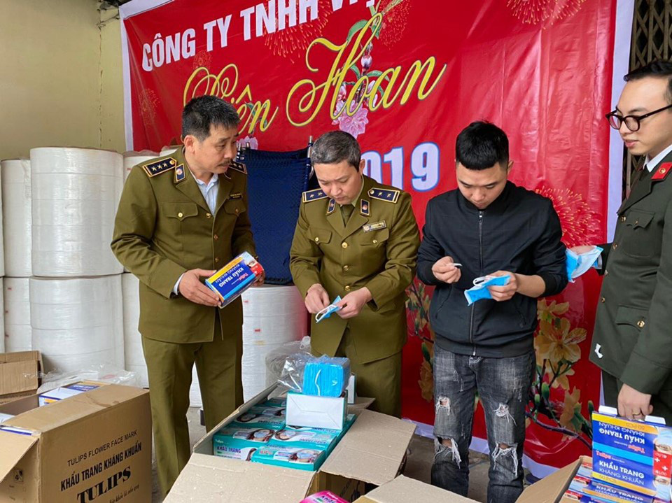 CLIP: Cận cảnh quy tr&igrave;nh sản xuất khẩu trang y tế kh&aacute;ng khuẩn từ giấy vệ sinh - Ảnh 2.