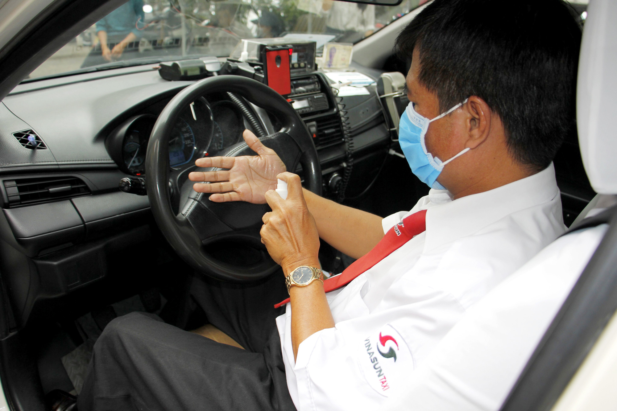 Nh&acirc;n vi&ecirc;n văn ph&ograve;ng Vinasun tự nguyện giảm lương để chia sẻ kh&oacute; khăn với l&aacute;i xe taxi - Ảnh 1.