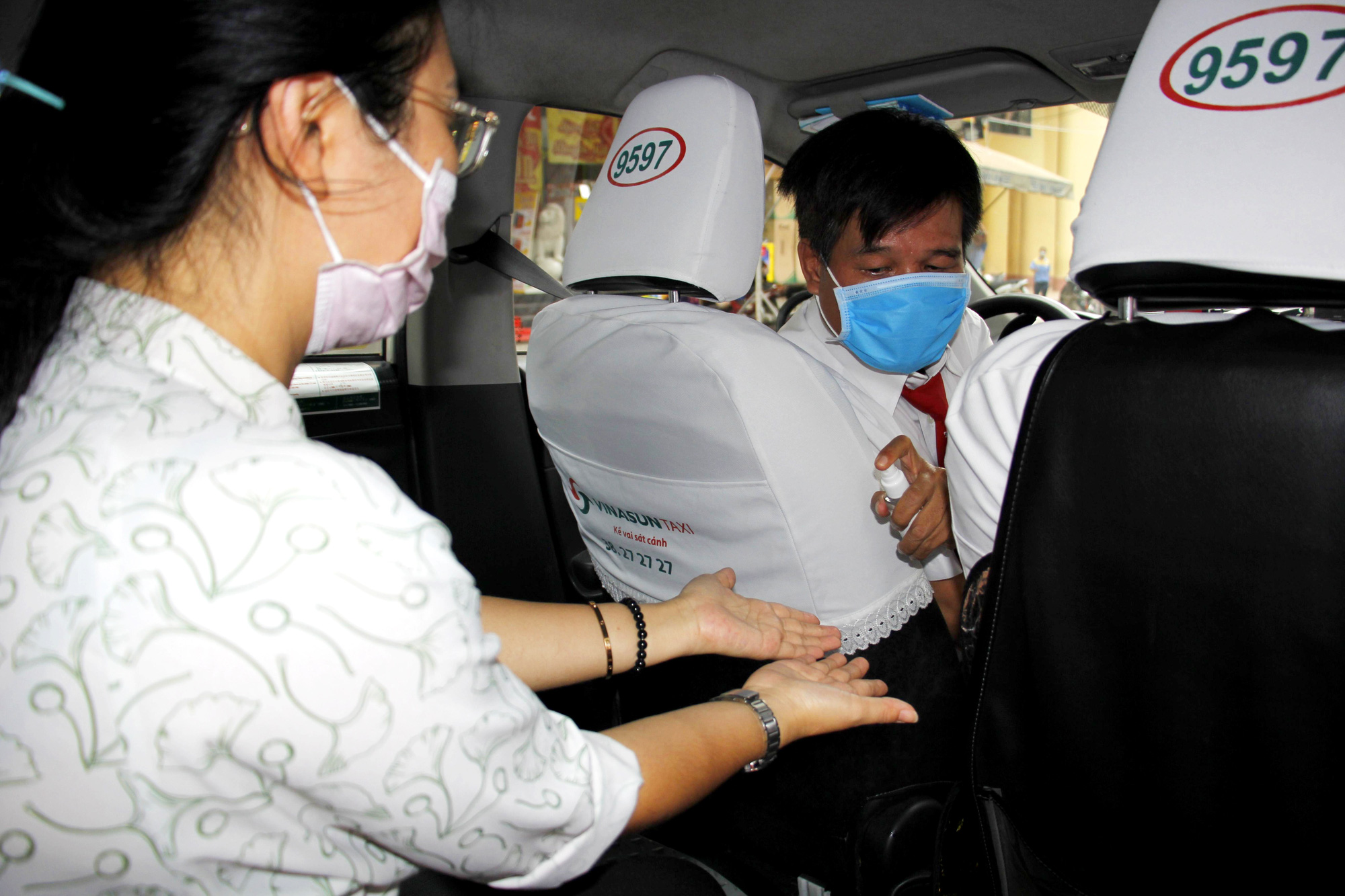 Nh&acirc;n vi&ecirc;n văn ph&ograve;ng Vinasun tự nguyện giảm lương để chia sẻ kh&oacute; khăn với l&aacute;i xe taxi - Ảnh 2.