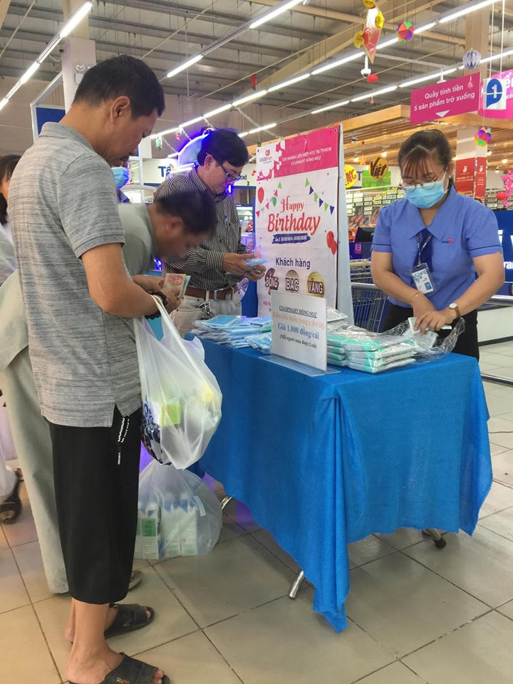 Hơn 2,5 triệu khẩu trang y tế sản xuất mỗi ng&agrave;y ở TP HCM được b&aacute;n đi đ&acirc;u? - Ảnh 1.