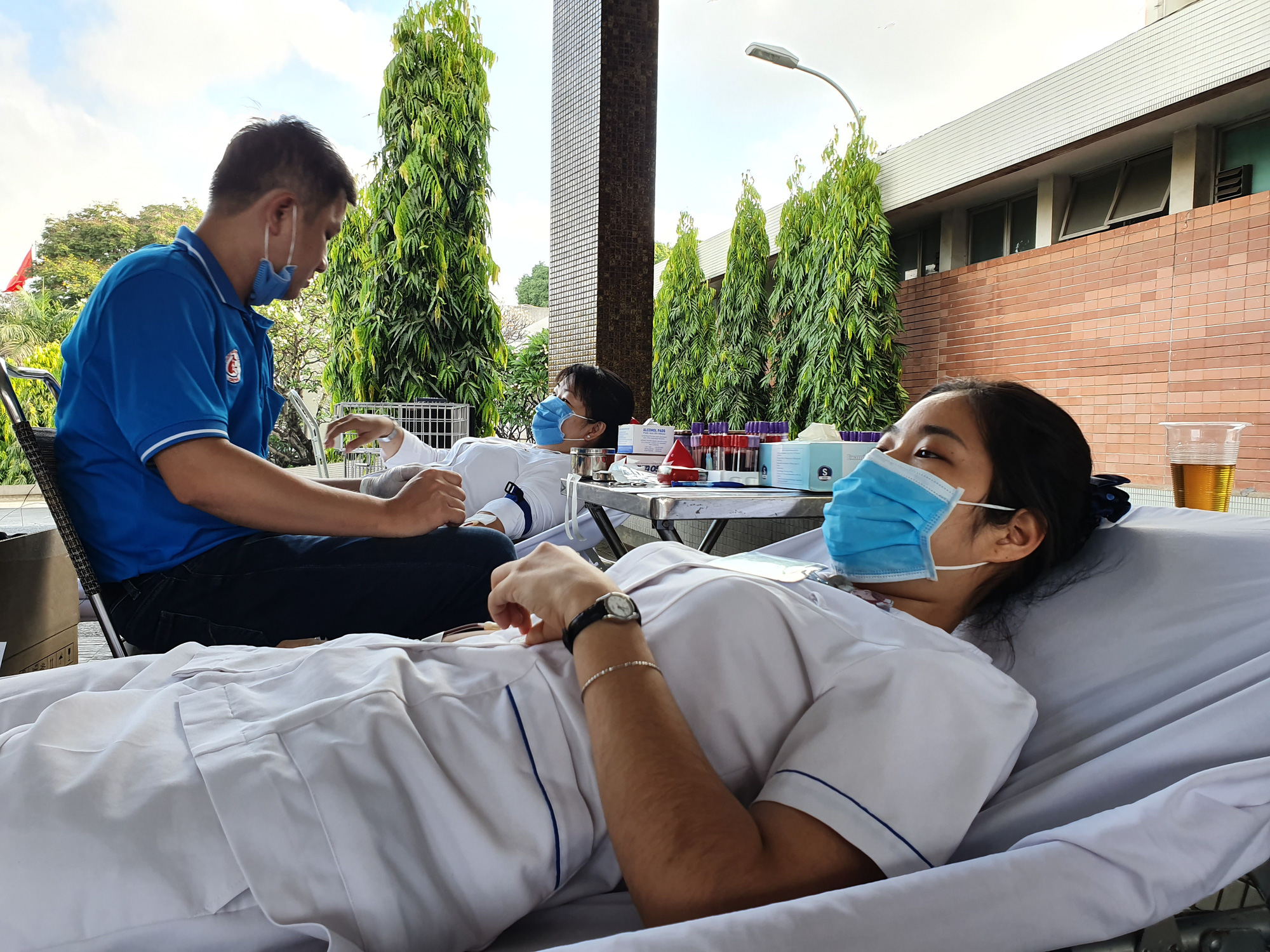 Giải cứu ngân hàng máu mùa Covid-19, hàng trăm y bác sĩ hiến máu tình nguyện - Ảnh 10.