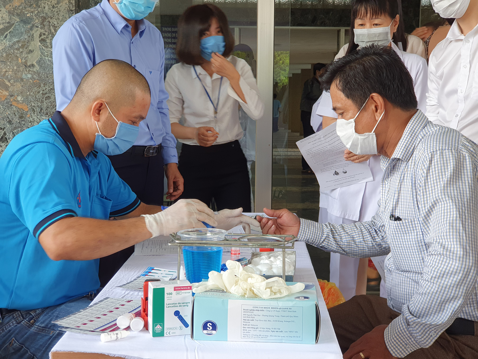 Giải cứu ngân hàng máu mùa Covid-19, hàng trăm y bác sĩ hiến máu tình nguyện - Ảnh 2.