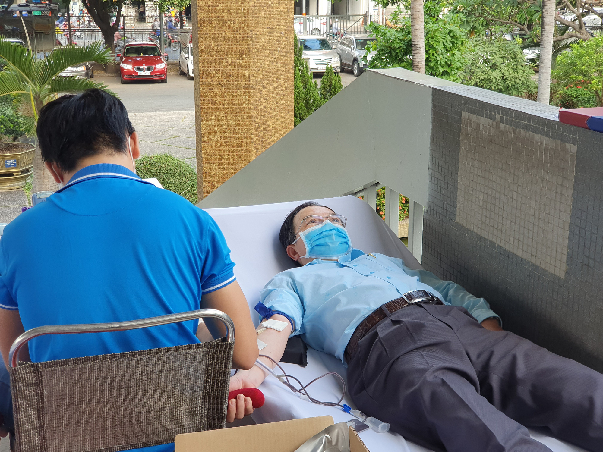 Giải cứu ngân hàng máu mùa Covid-19, hàng trăm y bác sĩ hiến máu tình nguyện - Ảnh 7.
