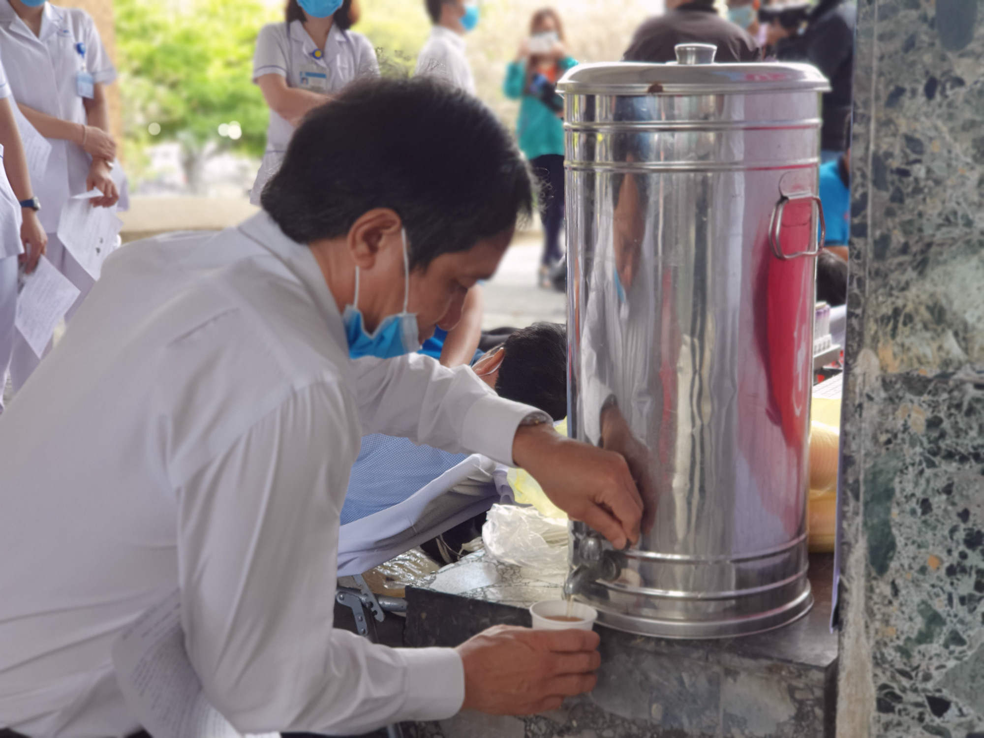 Giải cứu ngân hàng máu mùa Covid-19, hàng trăm y bác sĩ hiến máu tình nguyện - Ảnh 5.
