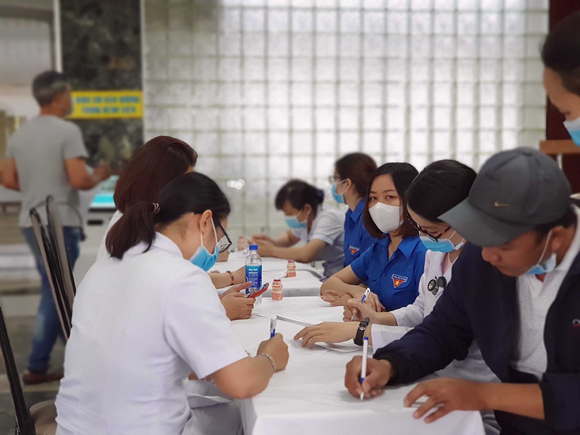 Giải cứu ngân hàng máu mùa Covid-19, hàng trăm y bác sĩ hiến máu tình nguyện - Ảnh 1.
