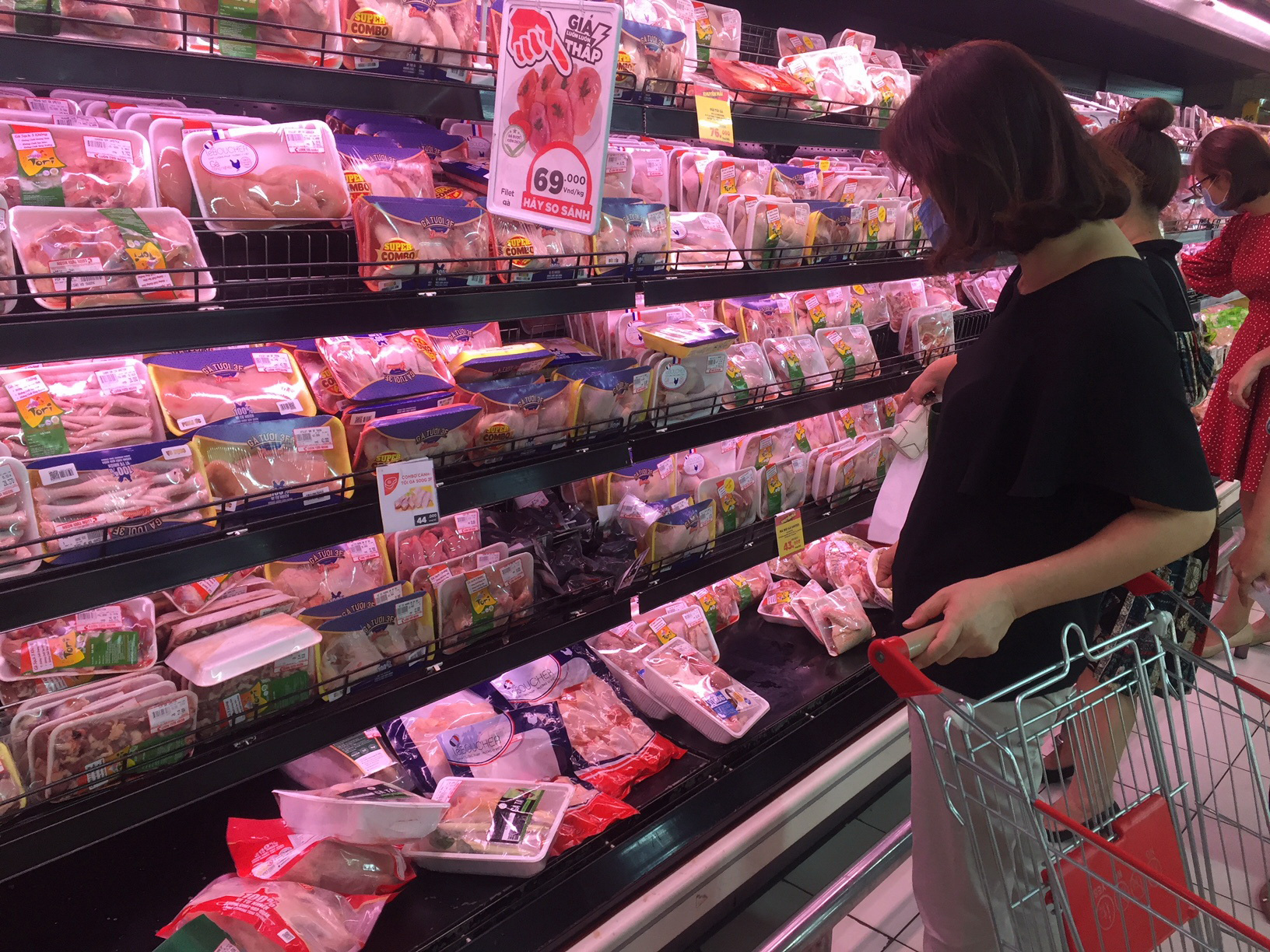Giá thịt gà, vịt tại chợ, siêu thị cao gấp hai, ba lần ở trại