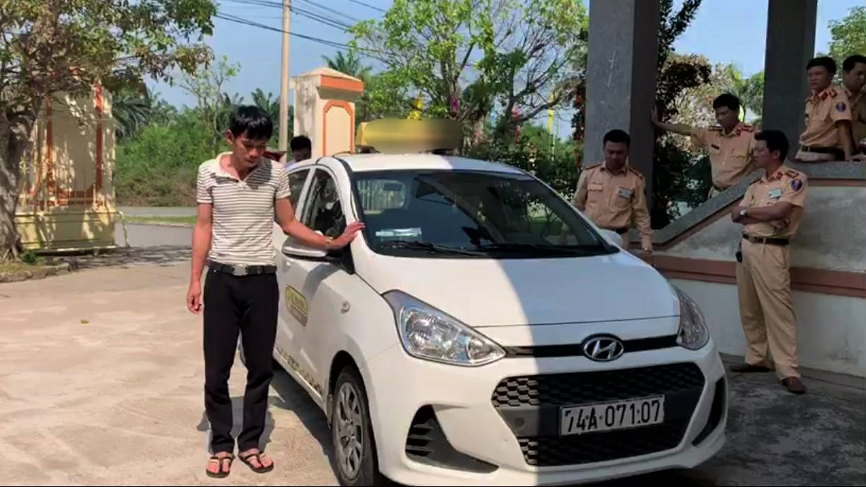 Thanh niên lái xe taxi không có bằng lái còn dương tính với ma túy - Ảnh 1.