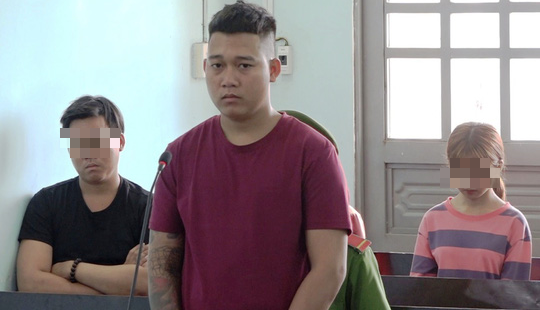 Nam thanh niên rước họa vào thân khi thấy bạn nhậu lâu tính tiền