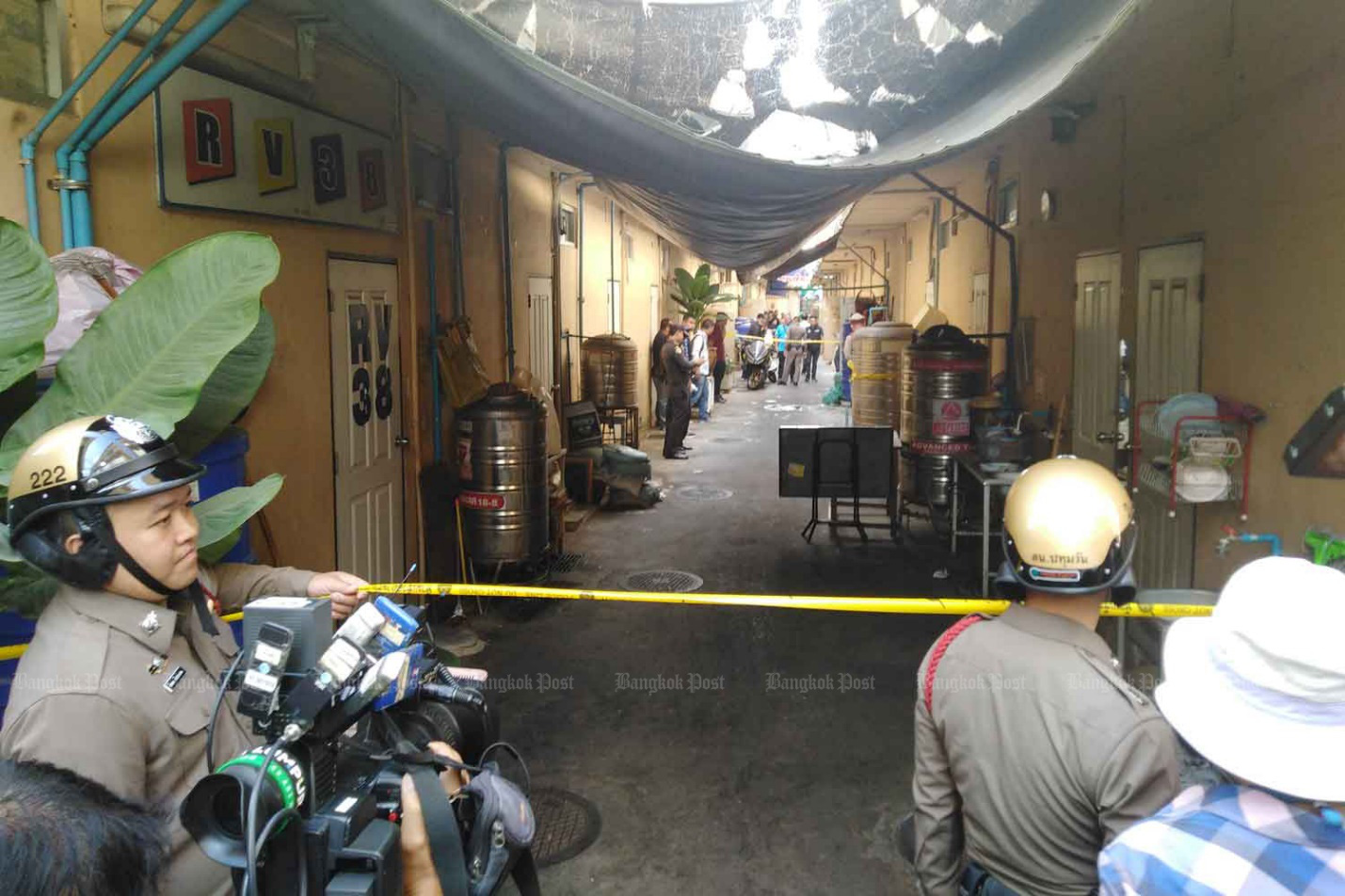 Buồn chuyện gia đ&igrave;nh, x&aacute;ch s&uacute;ng n&atilde; li&ecirc;n tục l&ecirc;n trời giữa Bangkok - Ảnh 1.