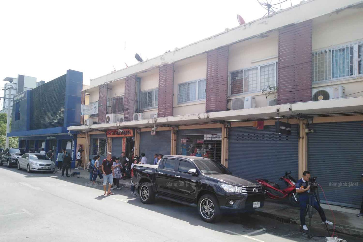 Buồn chuyện gia đ&igrave;nh, x&aacute;ch s&uacute;ng n&atilde; li&ecirc;n tục l&ecirc;n trời giữa Bangkok - Ảnh 2.