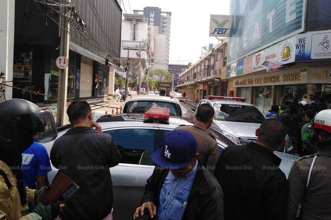 Buồn chuyện gia đình, xách súng nã liên tục lên trời giữa Bangkok