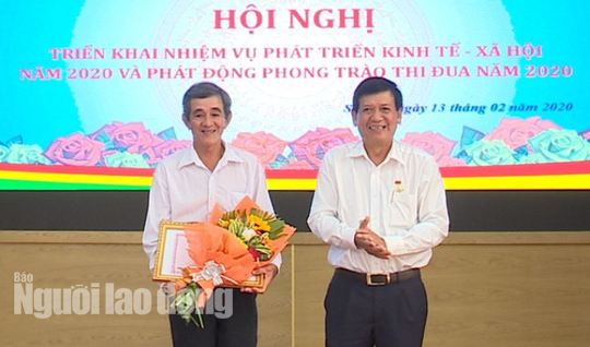 Tặng bằng khen cho người đàn ông nhặt khẩu trang phòng dịch Covid-19 - Ảnh 1.