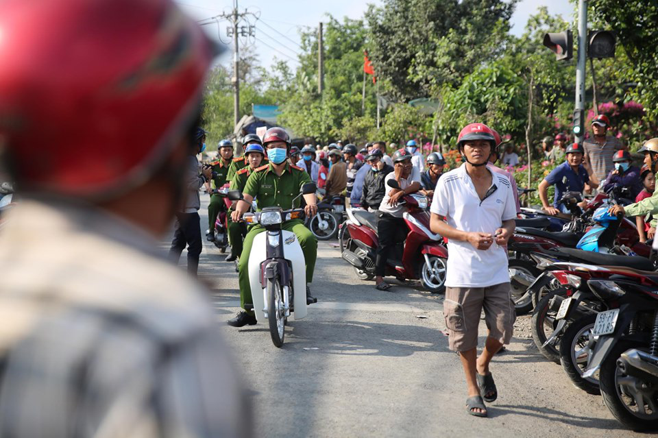 Người hiếu kỳ k&eacute;o đến hiện trường Tuấn khỉ bị ti&ecirc;u diệt  - Ảnh 14.