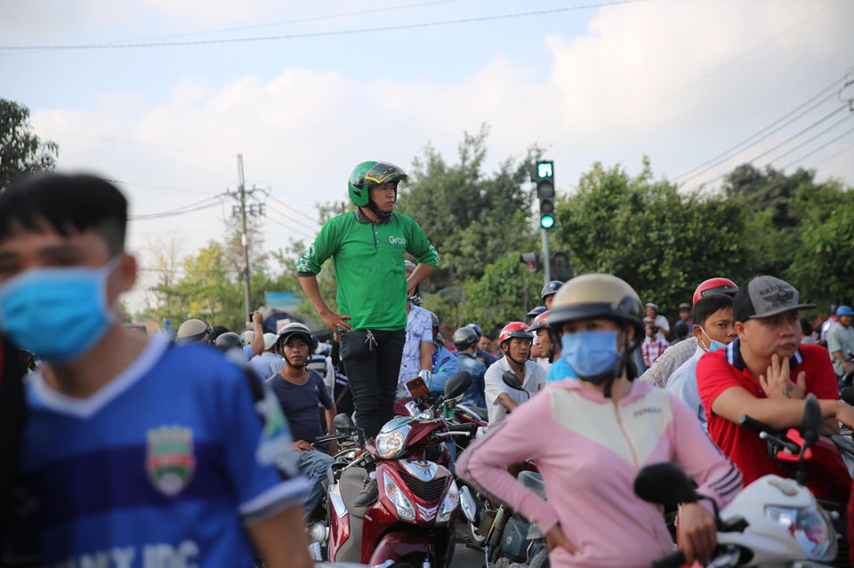 Người hiếu kỳ k&eacute;o đến hiện trường Tuấn khỉ bị ti&ecirc;u diệt  - Ảnh 17.