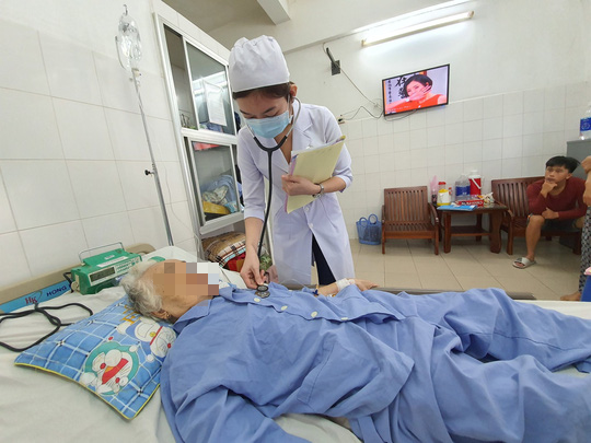 Cụ bà gần 100 tuổi, mắc 2 bệnh lý phức tạp thoát chết kỳ diệu