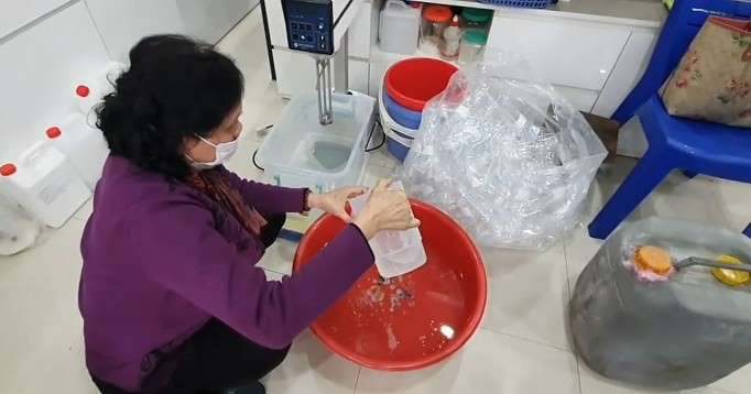 Dung dịch s&aacute;t khuẩn rởm l&agrave;m tăng nguy cơ nhiễm bệnh Covid-19 - Ảnh 2.