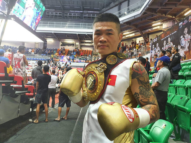 Thắng võ sĩ Thái Lan, Trương Đình Hoàng có 2 đai vô địch WBA